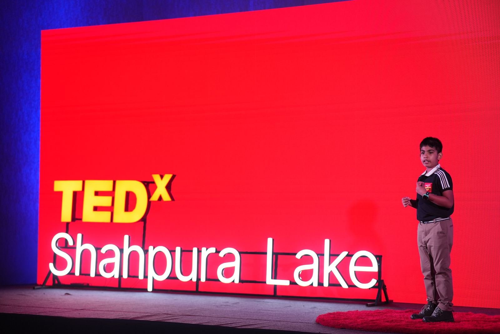 Young speaker on the TEDxShahpura Lake stage